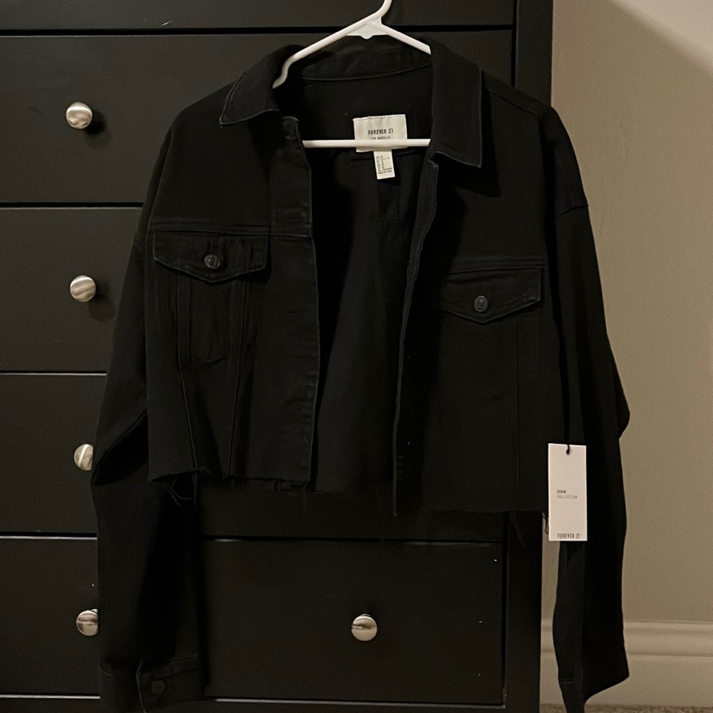 NWT black cropped jean jacket by Forever 21